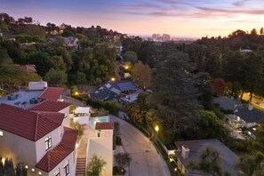 A residential area with houses, a swimming pool, and a hilly backdrop. - Chateau Beverly Hills by Stay Awhile Villas (Beverly Hills)