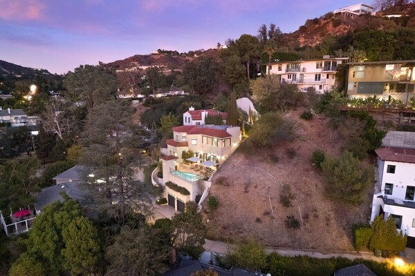 Chateau Beverly Hills By Stay Awhile Villas - Beverly Hills, CA