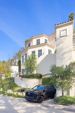 A multi-story house with a driveway and a black SUV parked in front. - Chateau Beverly Hills by Stay Awhile Villas (Beverly Hills)