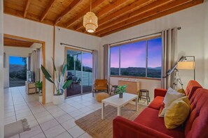 Smart TV, stereo - Breathtaking Views, Incredible Stargazing, Hot Tub & Cowboy Tub, on Private Lot (Morongo Valley)