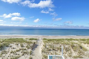 På stranden