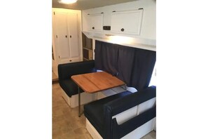 Dining - Delightful 1-bedroom City camper with free parking (Lake Charles)