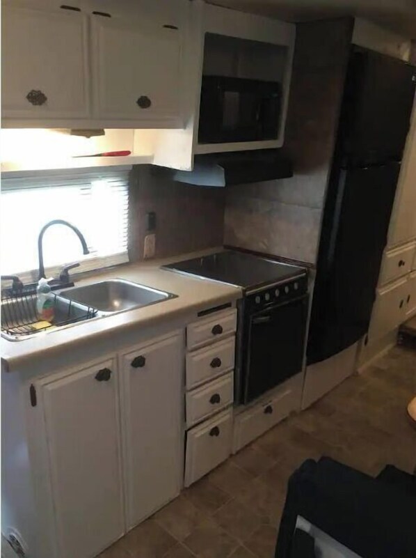 Fridge, microwave, stovetop, cookware/dishes/utensils - Delightful 1-bedroom City camper with free parking (Lake Charles)