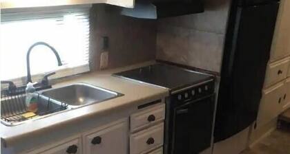 Delightful 1-bedroom City camper with free parking