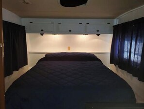1 bedroom, WiFi, bed sheets - Delightful 1-bedroom City camper with free parking (Lake Charles)
