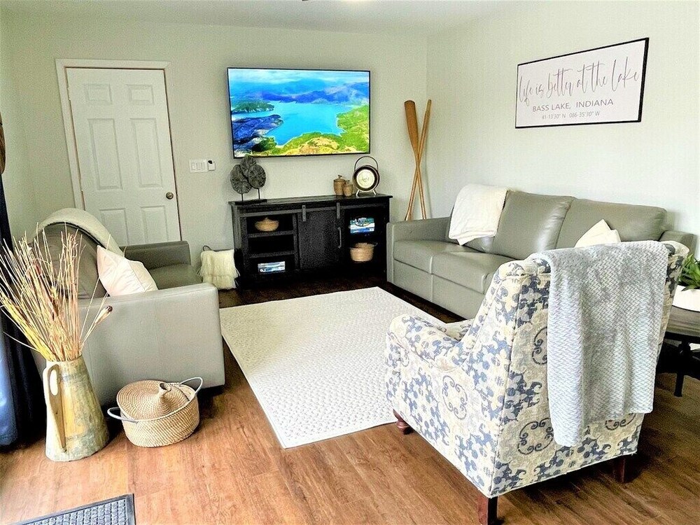 Quaint 2 bedroom cottage at Bass Lakepaddle boards, kayaks, private