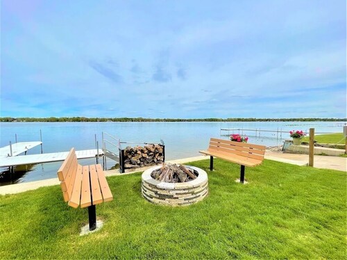 Quaint 2 bedroom cottage at Bass Lake-paddle boards, kayaks, private ramp, bikes