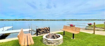 Quaint 2 bedroom cottage at Bass Lake-paddle boards, kayaks, private ramp, bikes