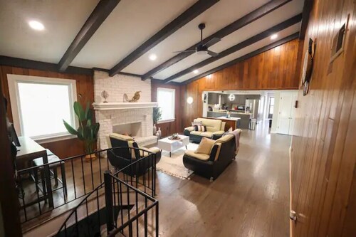 Luxury 5 bedroom home with Pool and 3 acers of private land.!