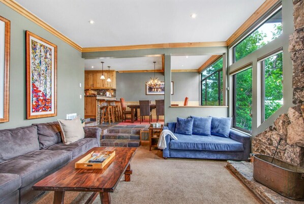 Smart TV, fireplace, table tennis - BEST Location | Walk To Canyon Lodge | Views | Spa (Mammoth Lakes)