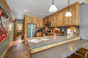 Fridge, microwave, oven, stovetop - BEST Location | Walk To Canyon Lodge | Views | Spa (Mammoth Lakes)
