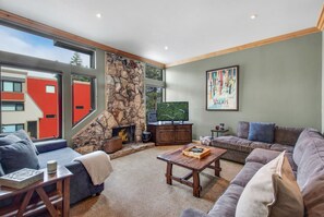 Smart TV, fireplace, table tennis - BEST Location | Walk To Canyon Lodge | Views | Spa (Mammoth Lakes)