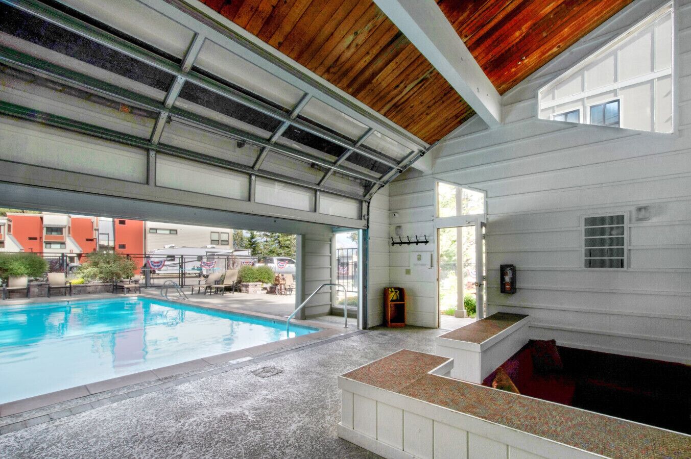 Une piscine intérieure avec vue sur l’extérieur.
