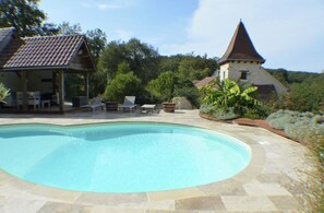Una piscina al aire libre