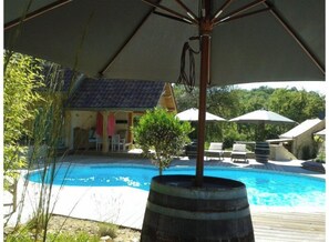 Una piscina al aire libre