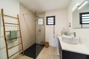 Douche, sèche-cheveux, serviettes fournies, savon