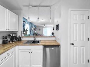 Fridge, microwave, oven, stovetop - The No Drama Llama Near the Beach! Family Vacation (Navarre)