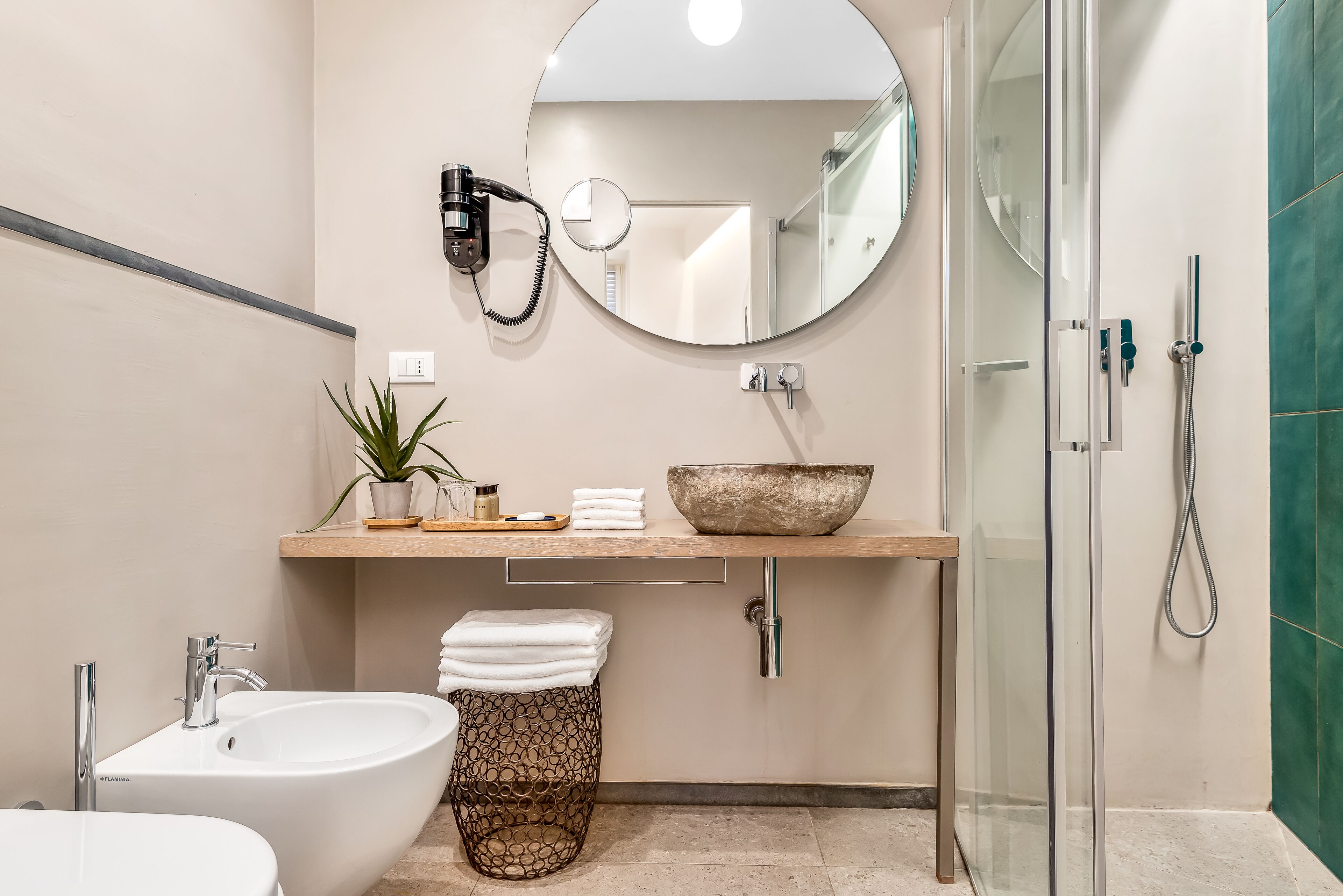 Classic-Doppelzimmer | Badezimmer | Dusche, Regendusche, Designer-Toilettenartikel, Haartrockner