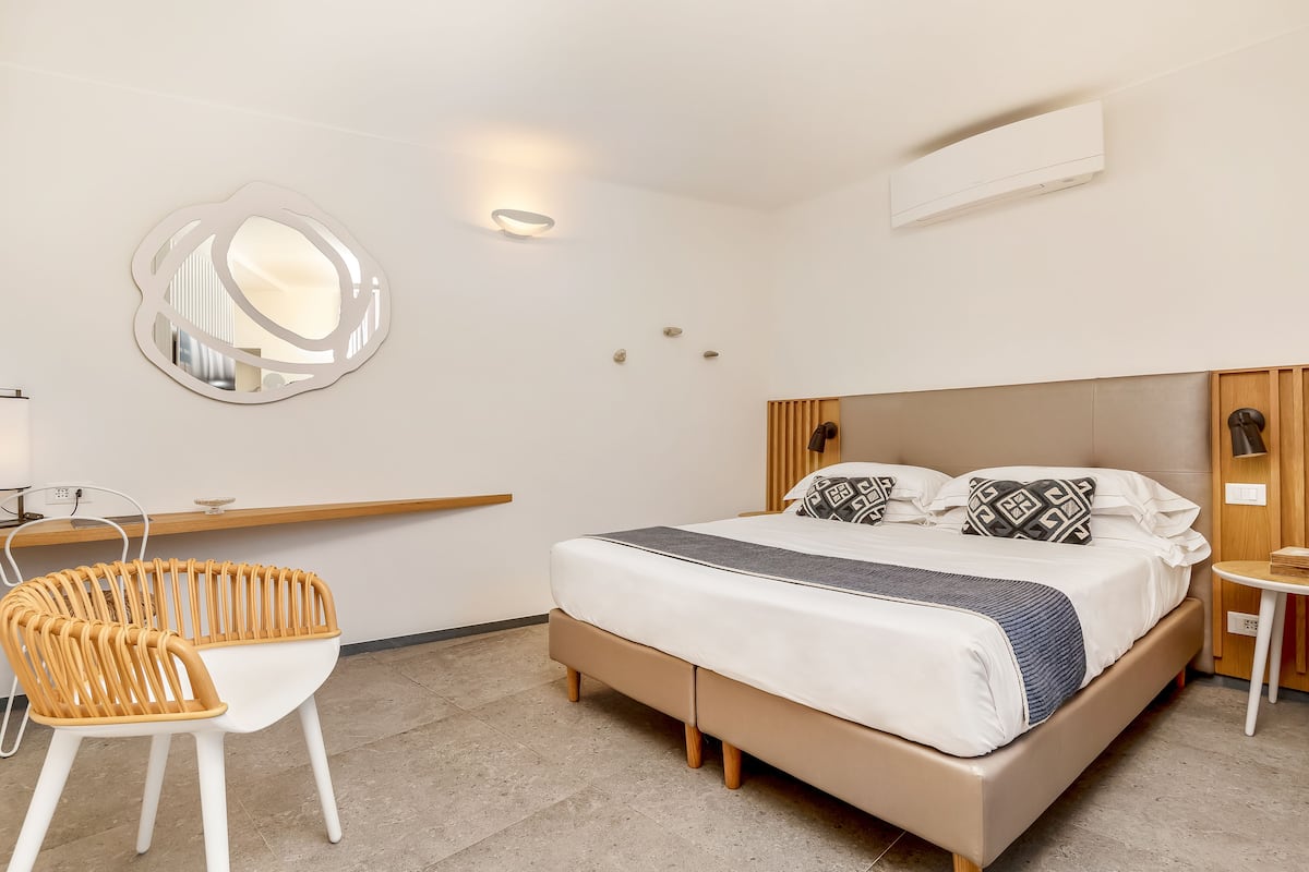 Minibar con snack e bevande gratuite, cassaforte in camera