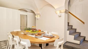 Café da manhã com buffet grátis todos os dias