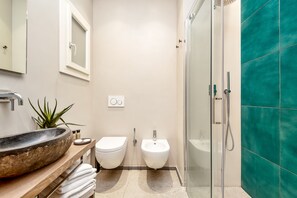 Kahden hengen club-huone | Kylpyhuone | Suihku, sadesuihkupää, designer-hygieniatuotteet, hiustenkuivaaja