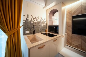 Fridge, microwave, dishwasher, coffee/tea maker - History Museum Apartment (Bucharest)