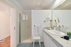 Shower, hair dryer, bidet, towels