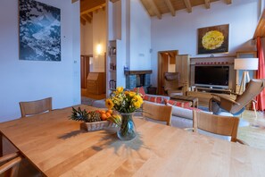 Familie appartement | Woonruimte | Een 101-cm flatscreentelevisie met kabelzenders en televisie