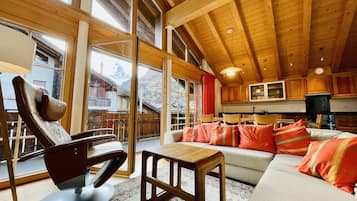 Three-Bedroom Attic Apartment | Living area