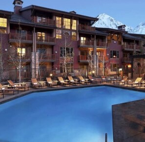 Alberca al aire libre y alberca climatizada