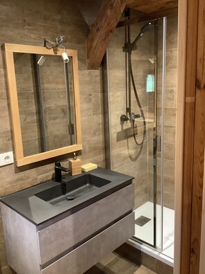 Dusche, Haartrockner, Handtücher, Toilettenpapier