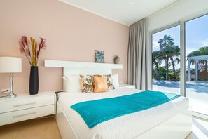 7 Schlafzimmer, Schreibtisch, Bügeleisen/Bügelbrett, Reisekinderbett