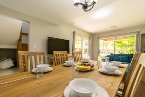 Dining - 1 min. walk to Eagle Beach * Pool * BBQ area (Noord)