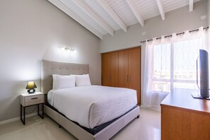 3 bedrooms, desk, iron/ironing board, travel crib - 1 min. walk to Eagle Beach * Pool * BBQ area (Noord)