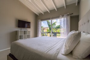 3 bedrooms, desk, iron/ironing board, travel cot