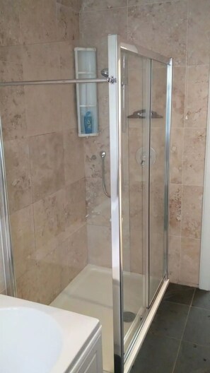 Combined shower/tub