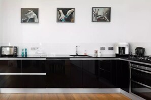 Micro-ondes, four, plaque de cuisson