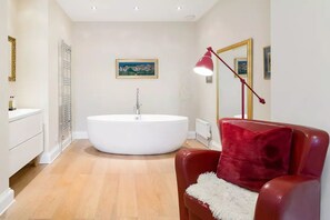 Een bad/douchecombinatie, een bidet