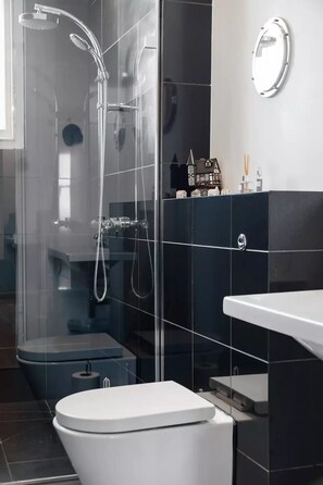 Ensemble douche/baignoire, bidet