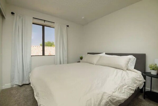 3 chambres, bureau, fer et planche à repasser, accès au Wi-Fi (inclus)