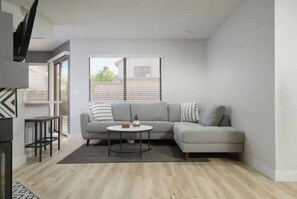 Una Smart TV, una chimenea