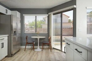 Kylskåp, mikrovågsugn, ugn och spishäll