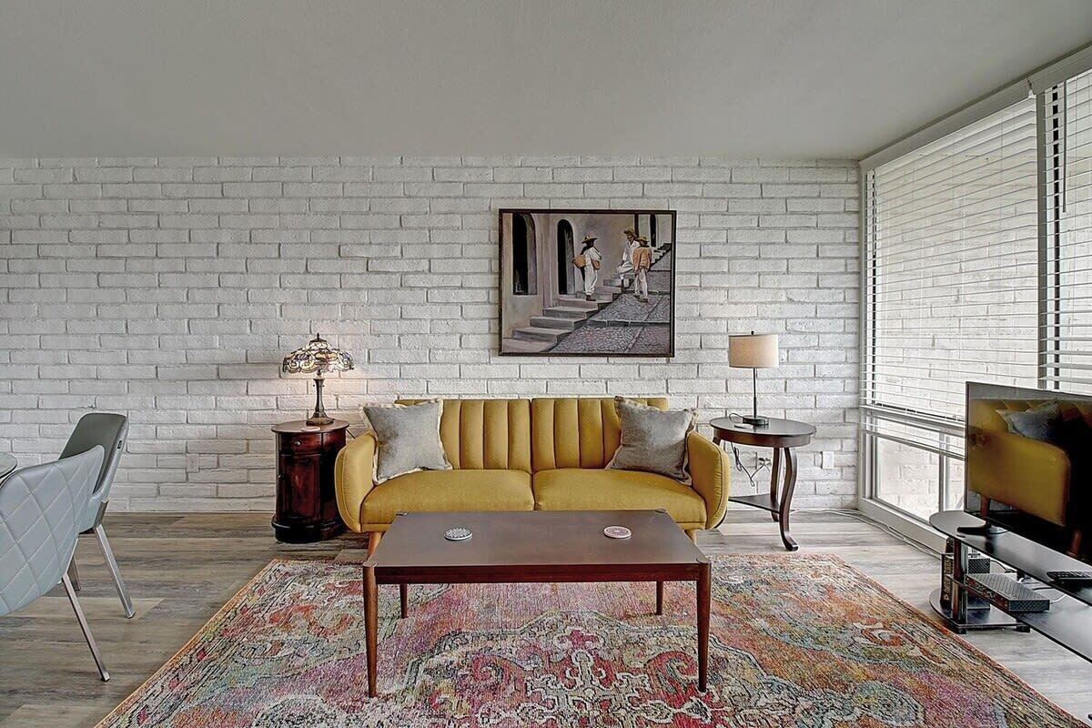 电视、书、办公室