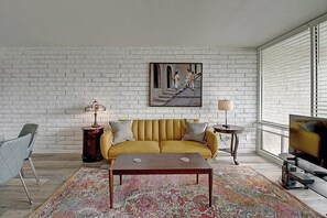 Televisor, llibres i oficines 