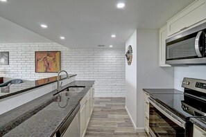 Fridge, microwave, oven, stovetop - Happy While~Community Pool~Boardwalk Access (Port Aransas)