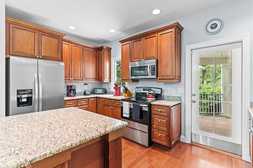 Gorgeous 4 bd home with elevator and EV charger- NO cleaning fee!