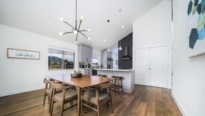 Coffee/tea maker, fridge, microwave, oven - King & Q beds, views, hot tub, deck, grill (Estes Park)