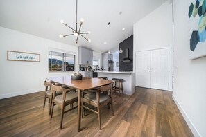 Fridge, microwave, oven, stovetop - King & Q beds, views, hot tub, deck, grill (Estes Park)