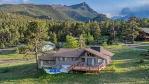Exterior - King & Q beds, views, hot tub, deck, grill (Estes Park)