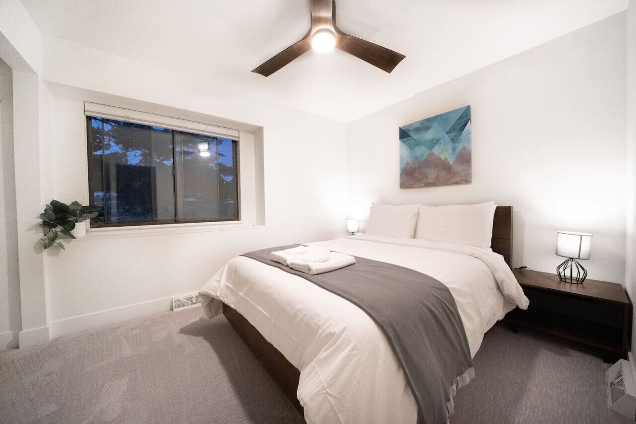 2 chambres, bureau, fer et planche à repasser, lit parapluie